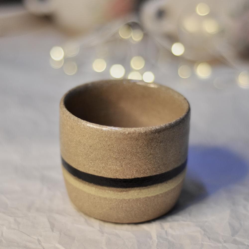 كوب فخار مميز مصنوع يدويا من متجر Bastet Atelier