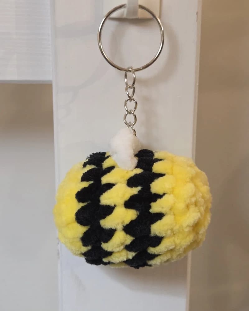 تعليقة نحلة نسجة من متجر نسجة