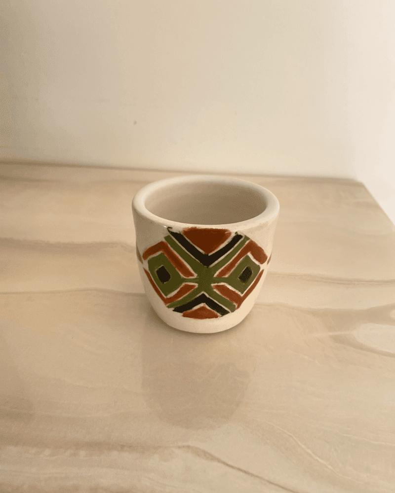 فنجان بنقش تراثي من متجر عجية للخزف والفخار