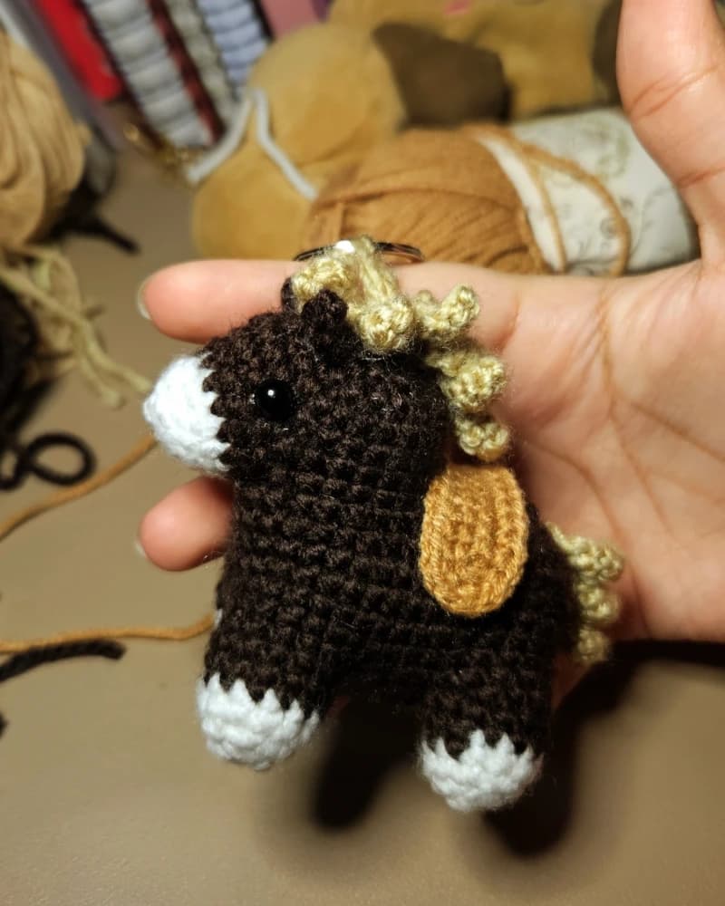 صورة ميدالية حصان بني - نسجة