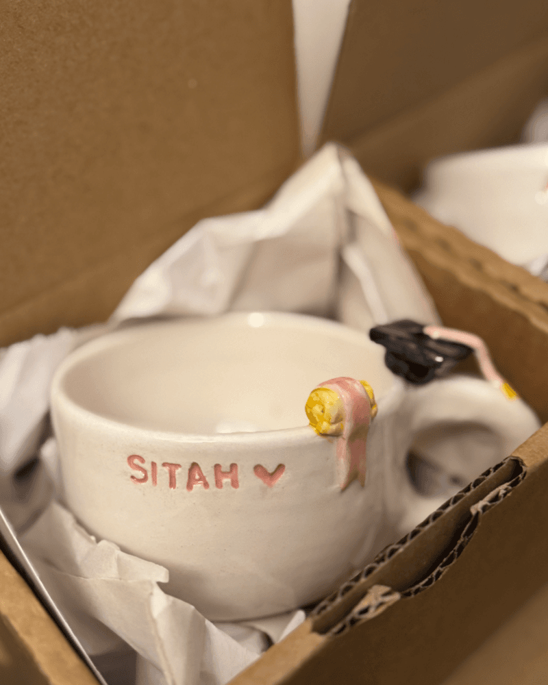 كوب تخرج من متجر متجر مونيرا