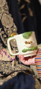 كوب فخاري يدوي بتصميم الدلّة الحساوية