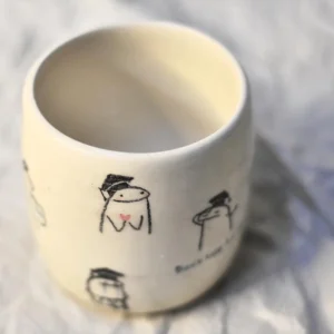 كوب تخرج فخاري يدوي برسومات لطيفة