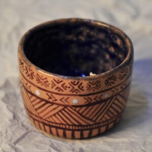 كوب فخاري بنقوش تراثية وطلاء داخلي أزرق