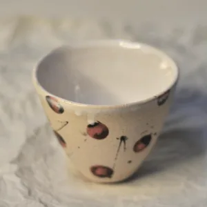 كوب فخاري مصنوع يدوياً بتصميم مرقط