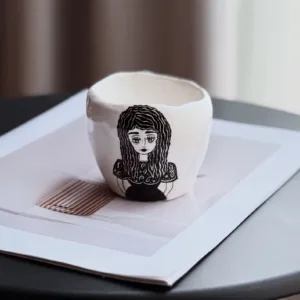 كوب مصنوع يدويا
